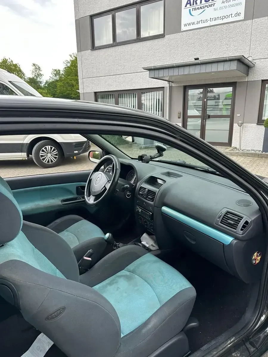 Używany Renault Clio II 73 KM (53 kW) 2002 Czarny Hatchback