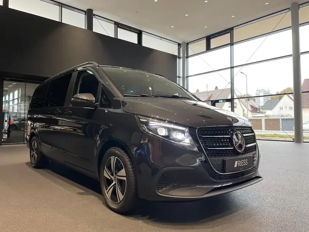 Gebraucht Mercedes V220 Style 163 PS (119 kW) 2025 Grau Van / Kleinbus