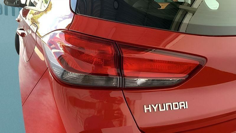 Gebraucht Hyundai i30 120 PS (88 kW) 2024 Rot Limousine