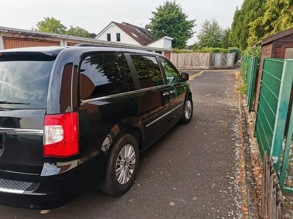 Gebraucht Lancia Voyager Platinum 163 PS (119 kW) 2012 Schwarz Van / Kleinbus