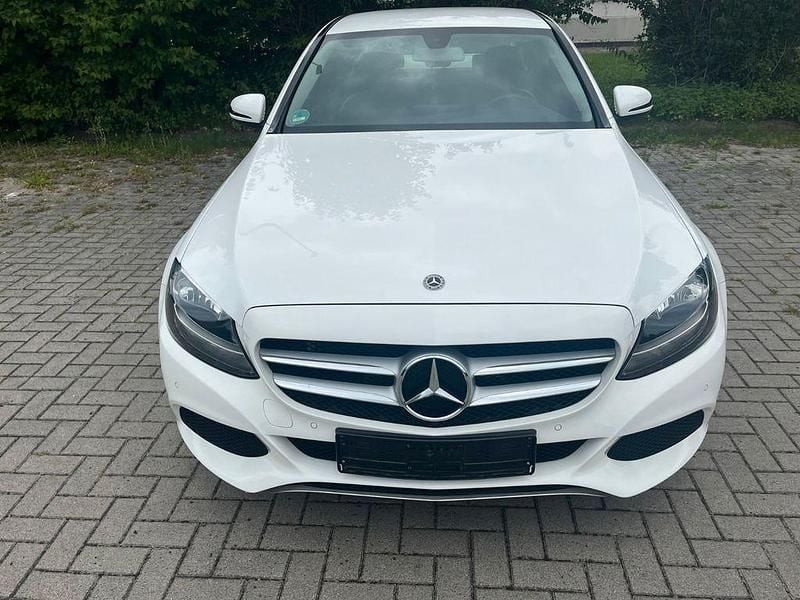 Weiß Gebraucht 2017 Mercedes C180 Avantgarde Limousine | 17.000 € (Superpreis) - Bild 1/4