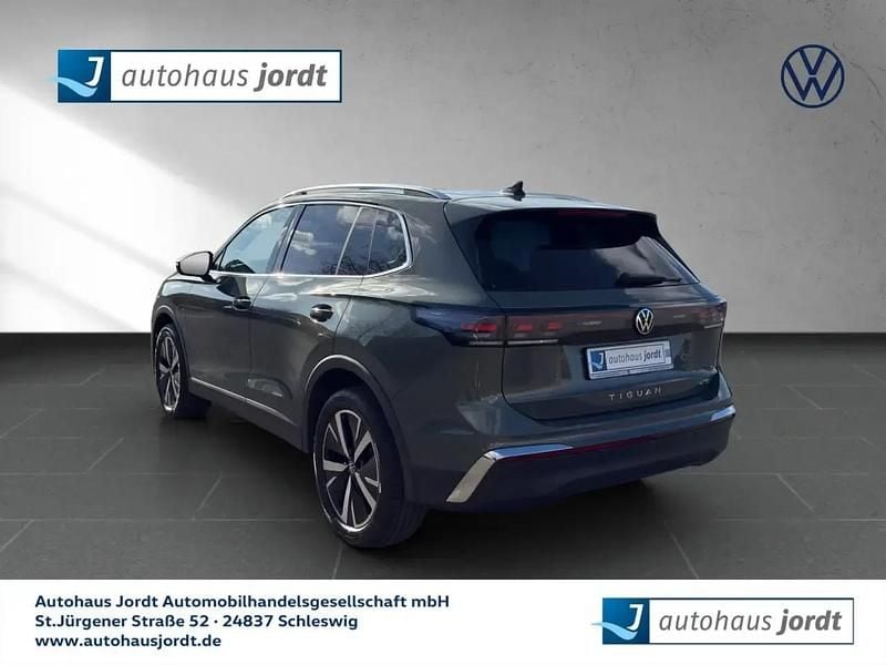 Neu VW Tiguan Elegance 150 PS (110 kW) 2026 Cipressinogrün SUV