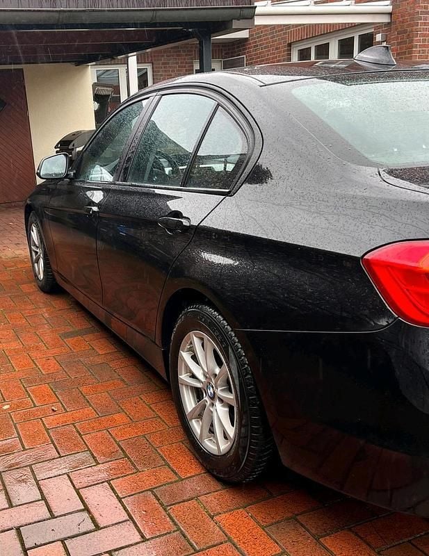 Gebraucht BMW 318 143 PS (105 kW) 2014 Schwarz Limousine