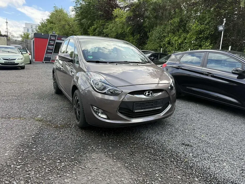 Gebraucht Hyundai ix20 Classic 90 PS (66 kW) 2013 Cashmere brown / mic Kleinwagen
