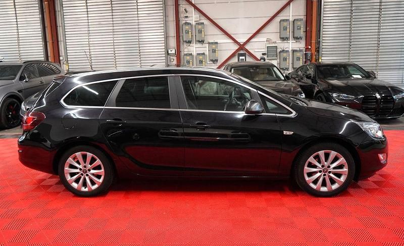 Gebraucht Opel Astra 140 PS (102 kW) 2011 Schwarz Kombi