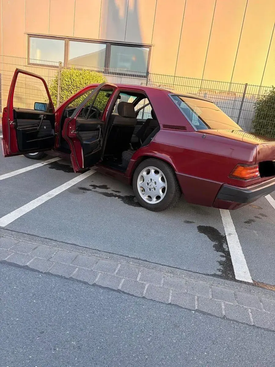 Gebraucht Mercedes 190 122 PS (89 kW) 1993 Rot Limousine