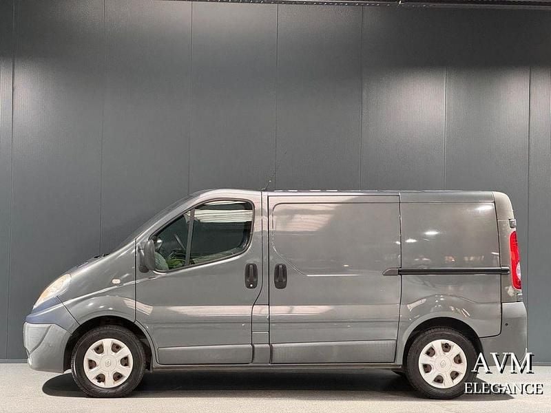 Second-hand Renault Trafic 145 CP (106 kW) 2011 Gri Monovolum