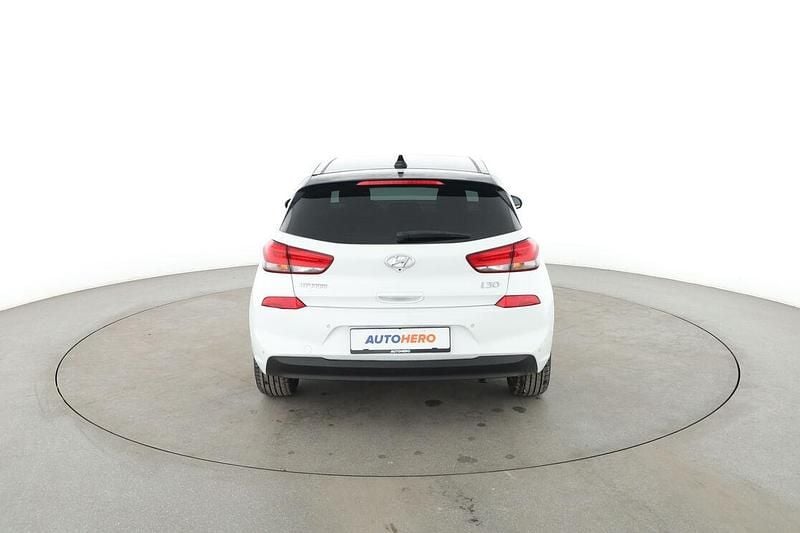 Gebraucht Hyundai i30 Passion Plus 140 PS (102 kW) 2019 Weiß Limousine