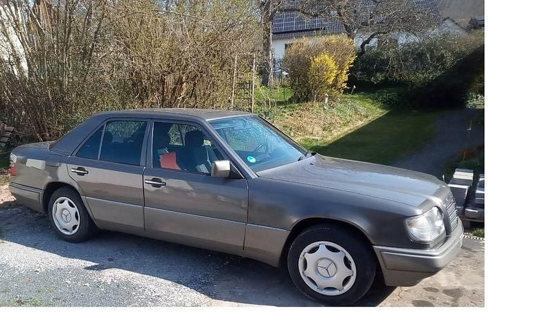 Gebraucht Mercedes 200 136 PS (100 kW) 1994 Grau Limousine