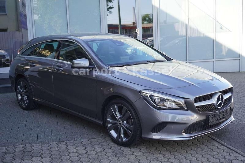 Grau Gebraucht 2019 Mercedes CLA180 Shooting Brake Urban Kombi | 18.999 € (Fairer Preis) - Bild 1/3