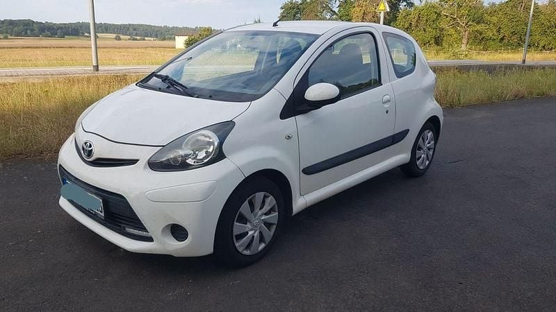 Weiß Gebraucht 2013 Toyota Aygo Cool Kleinwagen | 3.900 € (Guter Preis) - Bild 1/4