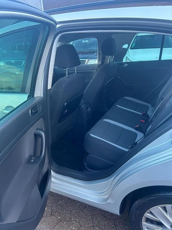 Gebraucht VW Golf VI 122 PS (89 kW) 2013 Silber Kleinwagen