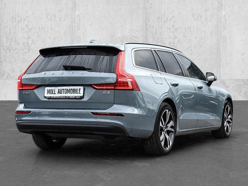 Gebraucht Volvo V60 Core 163 PS (119 kW) 2024 Grau Kombi
