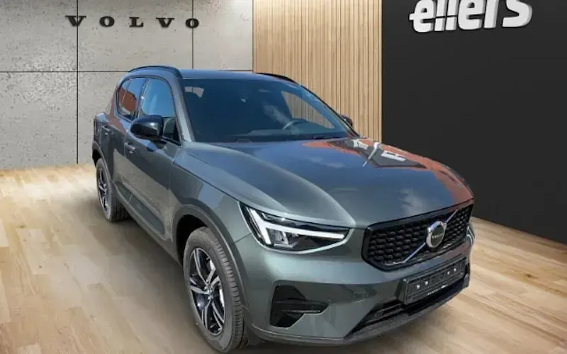 Neu Volvo XC40 Plus 197 PS (144 kW) 2025 Schwarz SUV