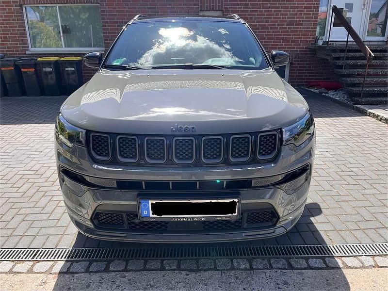 Grau Gebraucht 2022 Jeep Compass SUV | 21.800 € (Superpreis) - Bild 1/4