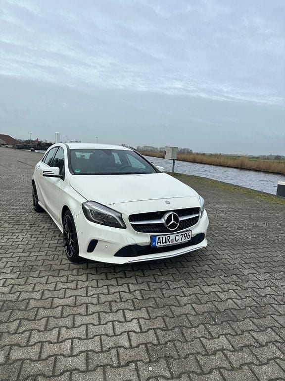 Weiß Gebraucht 2016 Mercedes A200 Urban Limousine | 9.999 € (Superpreis) - Bild 1/4