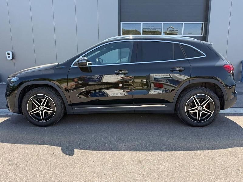 Schwarz Gebraucht 2022 Mercedes EQA350 AMG line SUV | 26.950 € - Bild 1/4