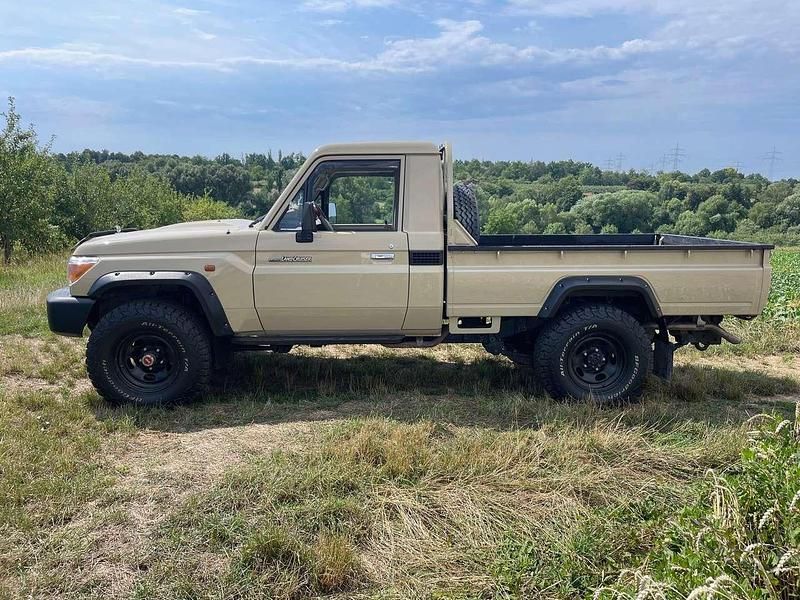 Beige Gebraucht 2022 Toyota Land Cruiser SUV | 46.999 € - Bild 1/4