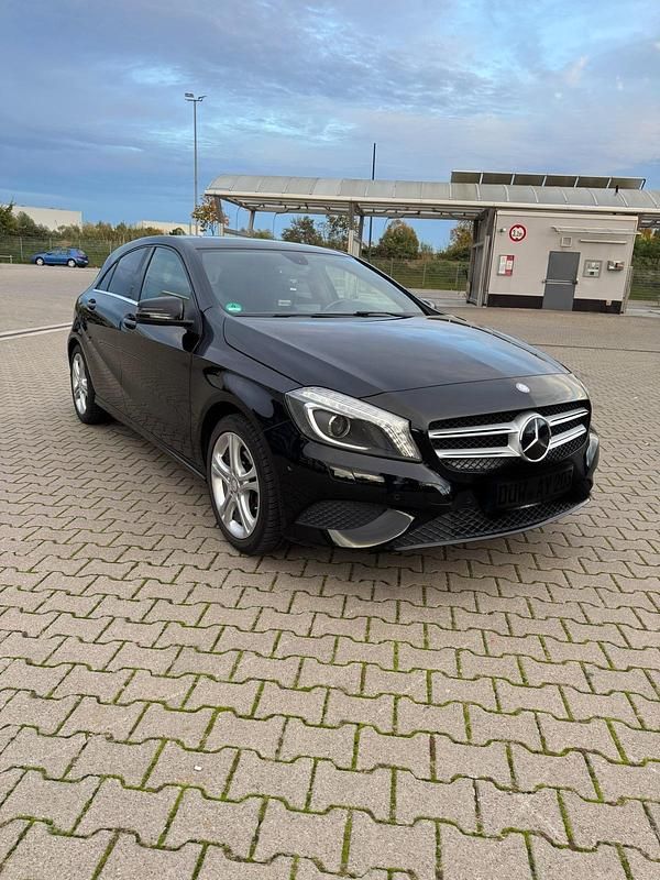 Schwarz Gebraucht 2014 Mercedes A180 Kombi | 11.300 € (Fairer Preis) - Bild 1/4