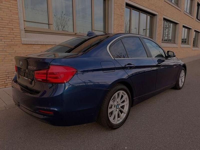 Gebraucht BMW 330 Sport Line 258 PS (189 kW) 2018 Blau Limousine