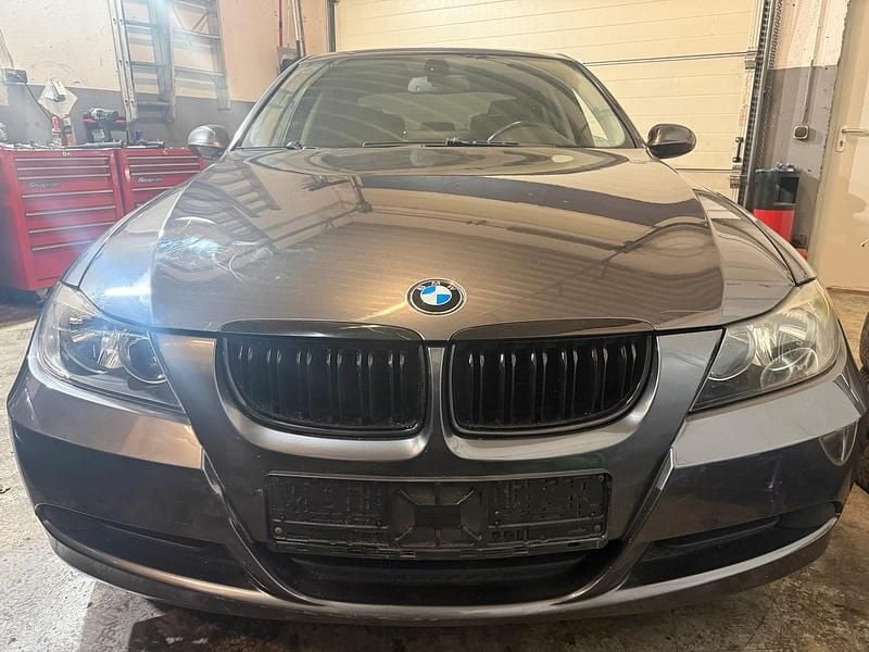Grau Gebraucht 2007 BMW 318 Limousine | 1.800 € (Superpreis) - Bild 1/4