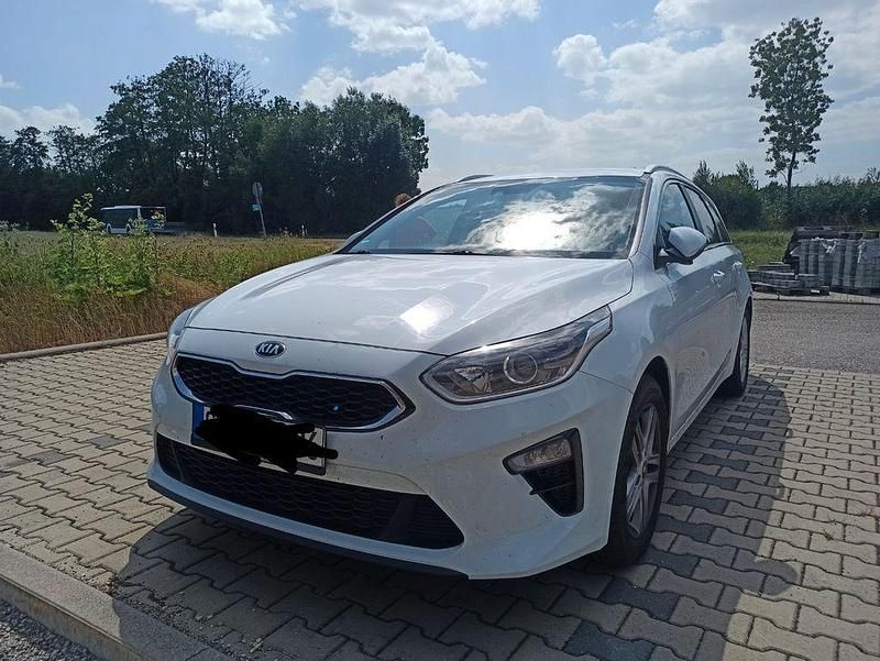 Weiß Gebraucht 2020 Kia Ceed Sportswagon Exclusive Kombi | 12.100 € (Guter Preis) - Bild 1/4