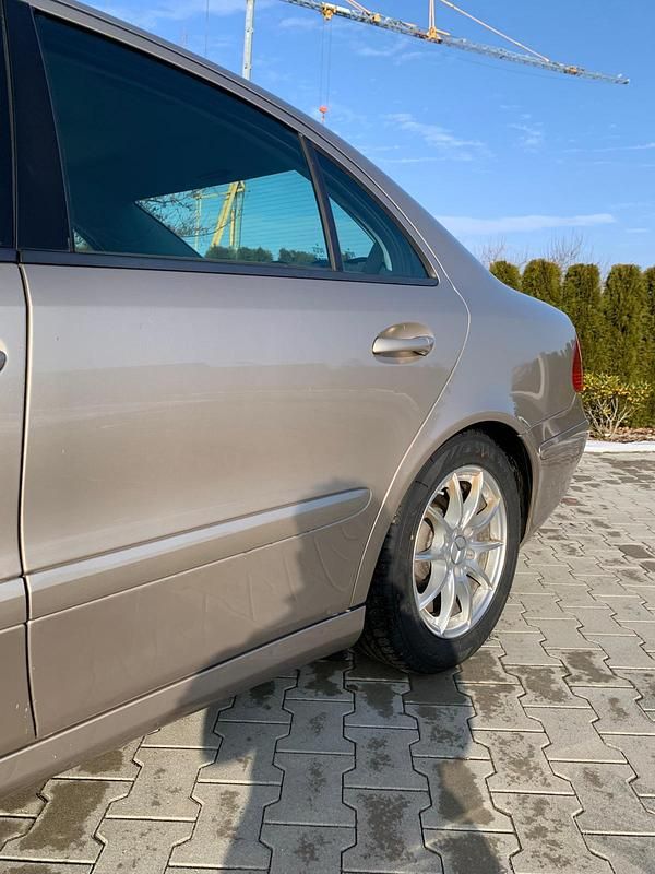 Second-hand Mercedes E200 163 CP (119 kW) 2003 Auriu Berlinǎ