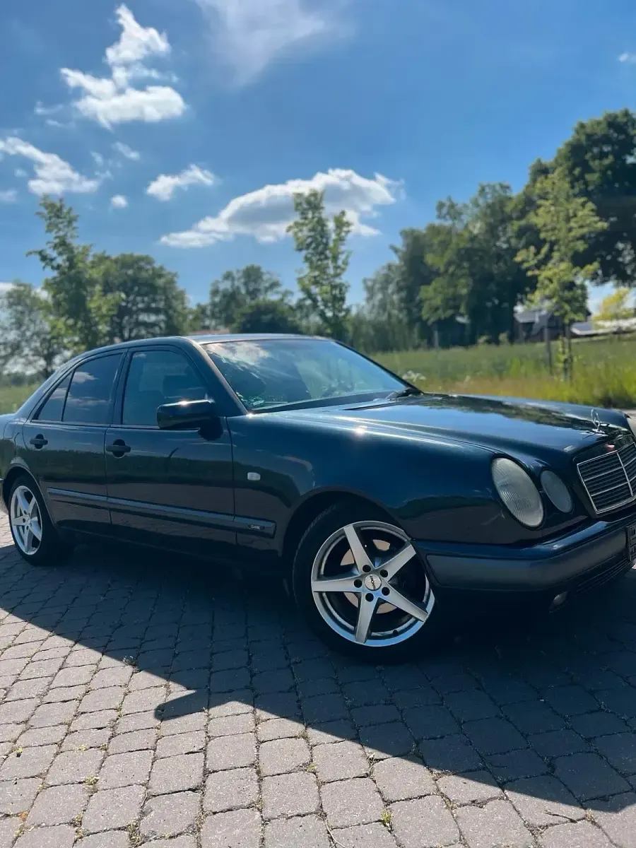 Gebraucht Mercedes E200 136 PS (100 kW) 1998 Schwarz Limousine