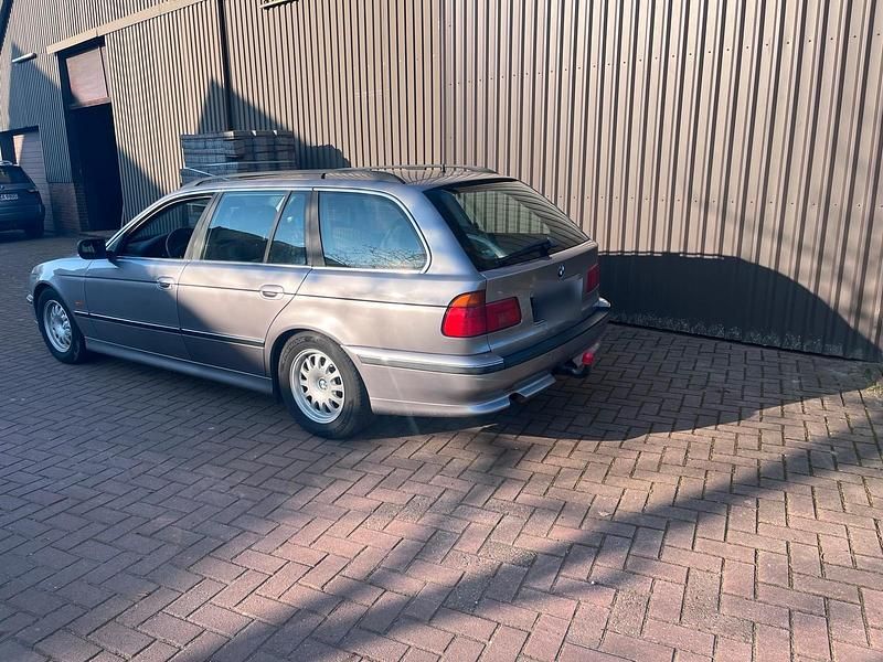 Gebraucht BMW 530 184 PS (135 kW) 1999 Silber Kombi