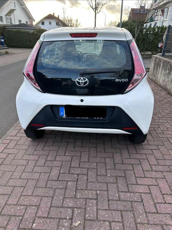Gebraucht Toyota Aygo 69 PS (50 kW) 2016 Weiß Kleinwagen