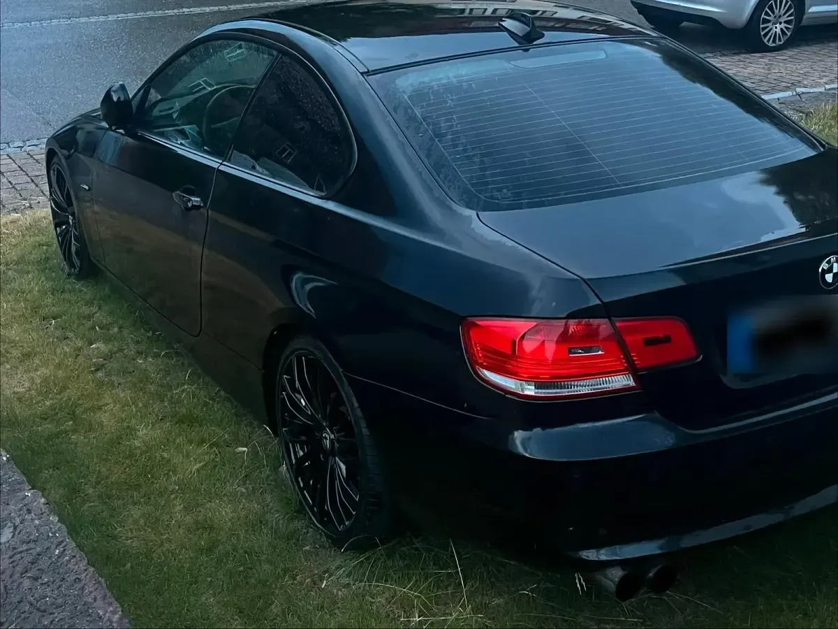 Gebraucht BMW 320 170 PS (125 kW) 2011 Schwarz Coupé