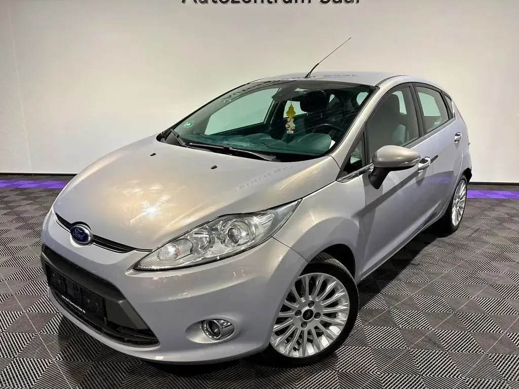 Gebraucht Ford Fiesta Titanium 95 PS (69 kW) 2012 Grau Limousine