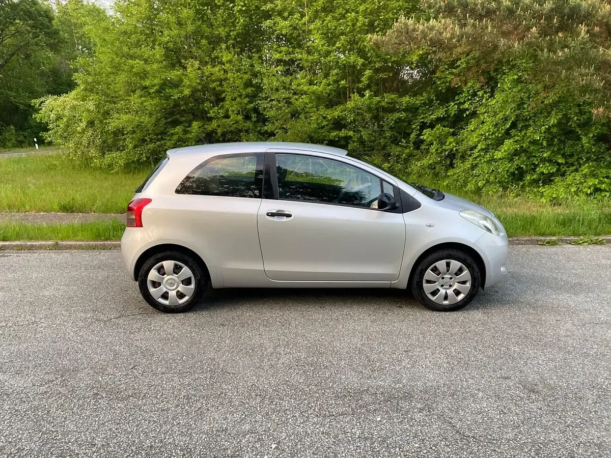 Gebraucht Toyota Yaris 68 PS (50 kW) 2008 Silber Kleinwagen