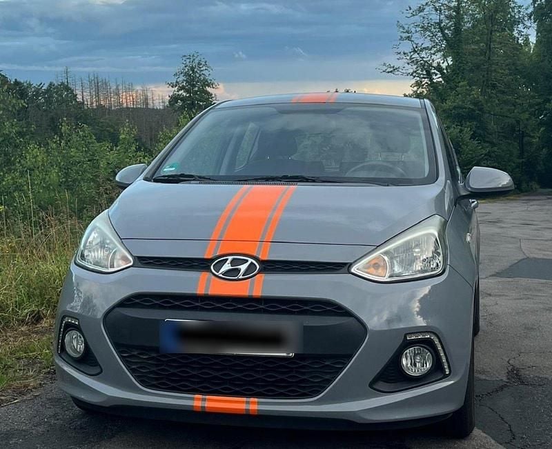 Grau Gebraucht 2014 Hyundai i10 Edition Kleinwagen | 5.990 € (Guter Preis) - Bild 1/4