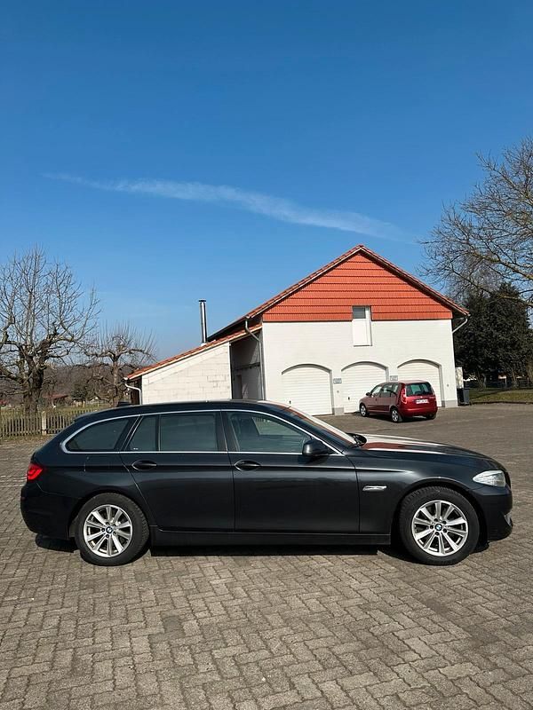 Gebraucht BMW 520 183 PS (134 kW) 2011 Grau Kombi