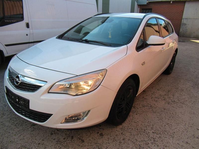 Weiß Gebraucht 2011 Opel Astra Design Edition Kombi | 3.600 € (Etwas zu teuer) - Bild 1/4