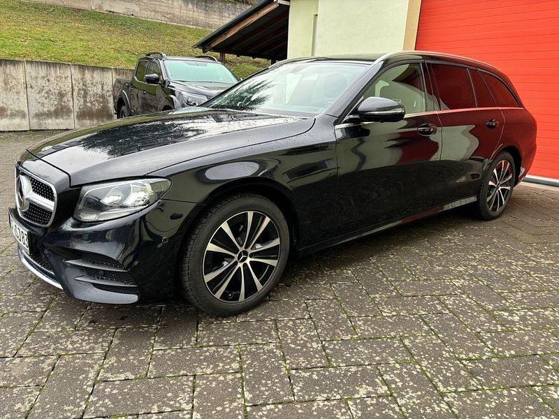 Schwarz Gebraucht 2018 Mercedes E200 AMG Kombi | 17.900 € (Guter Preis) - Bild 1/4
