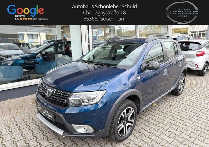 Blau Gebraucht 2018 Dacia Sandero Celebration SUV | 9.990 € - Bild 1/4