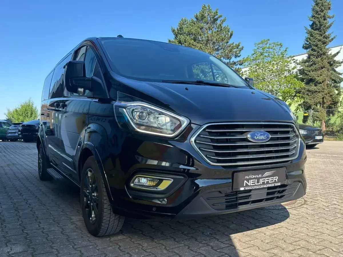 Gebraucht Ford Tourneo Titanium 131 PS (96 kW) 2022 Obsidianschwarz Van / Kleinbus