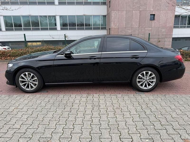 Schwarz Gebraucht 2019 Mercedes E200 Limousine | 12.999 € (Superpreis) - Bild 1/4