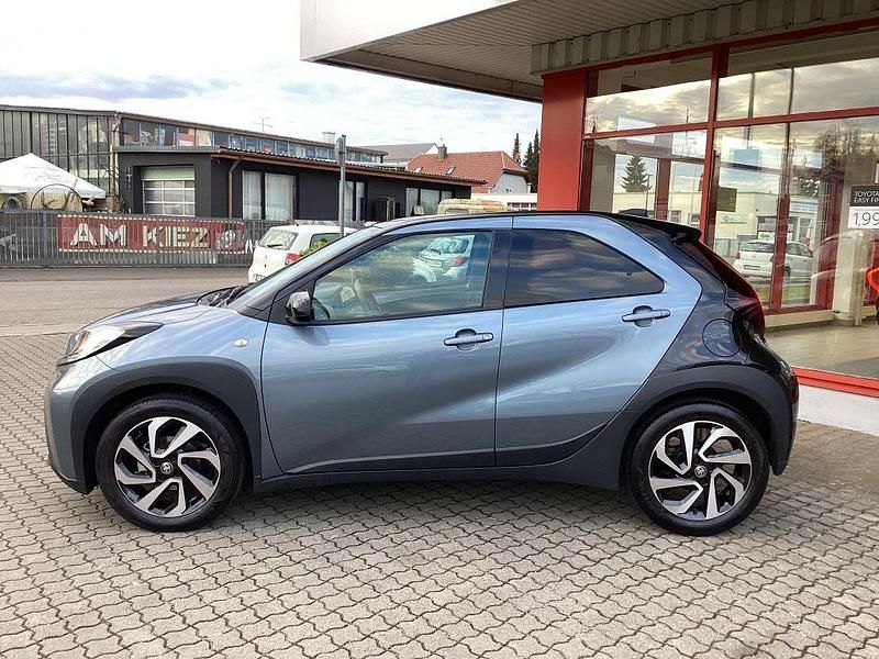 Gebraucht Toyota Aygo X Basis 72 PS (52 kW) 2025 Celestite grey metallic / nigh SUV