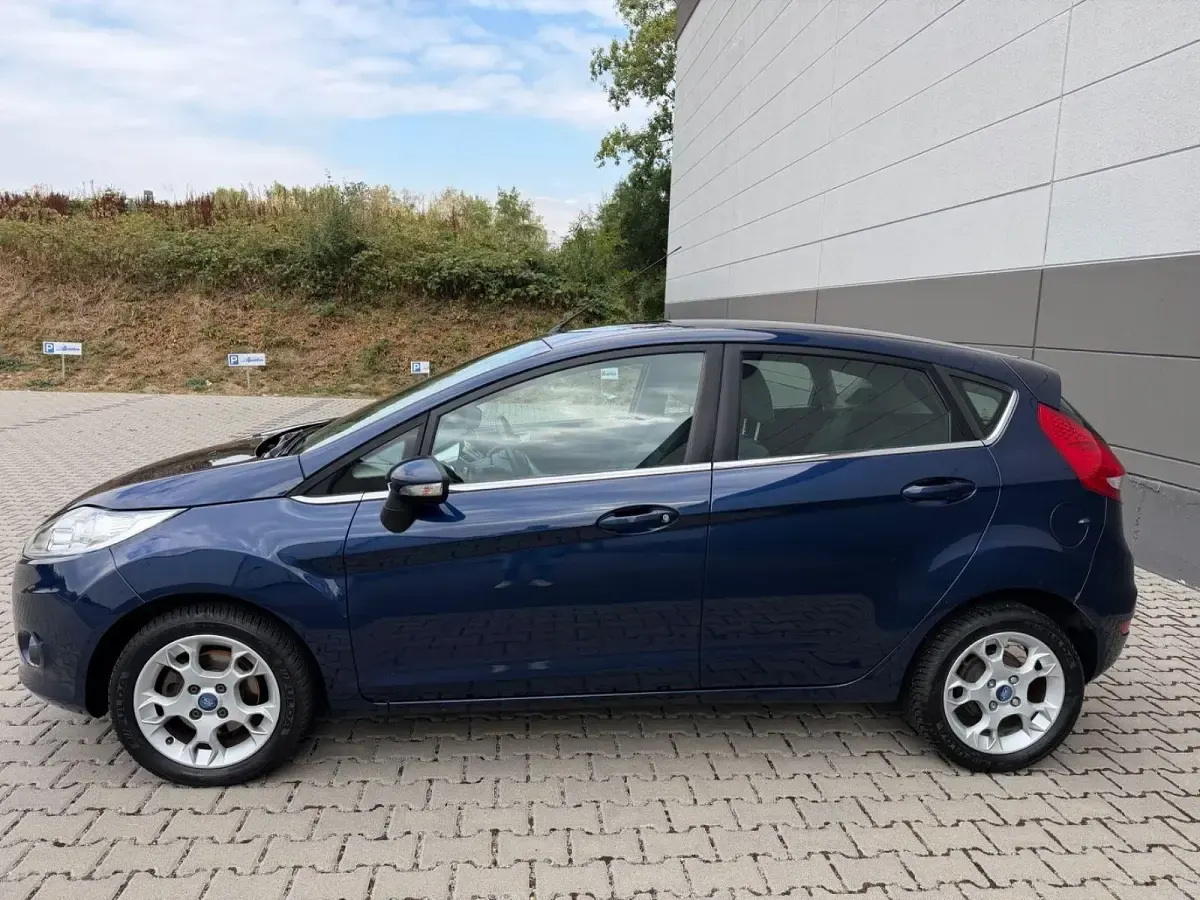 Gebraucht Ford Fiesta Titanium 97 PS (71 kW) 2012 Blau Kleinwagen