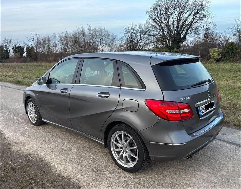Gebraucht Mercedes B180 122 PS (89 kW) 2012 Grau Van / Kleinbus