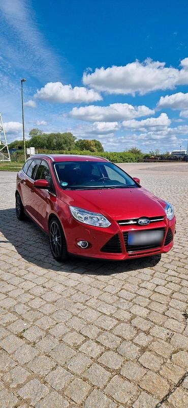 Gebraucht Ford Focus 103 PS (75 kW) 2012 Rot Kombi