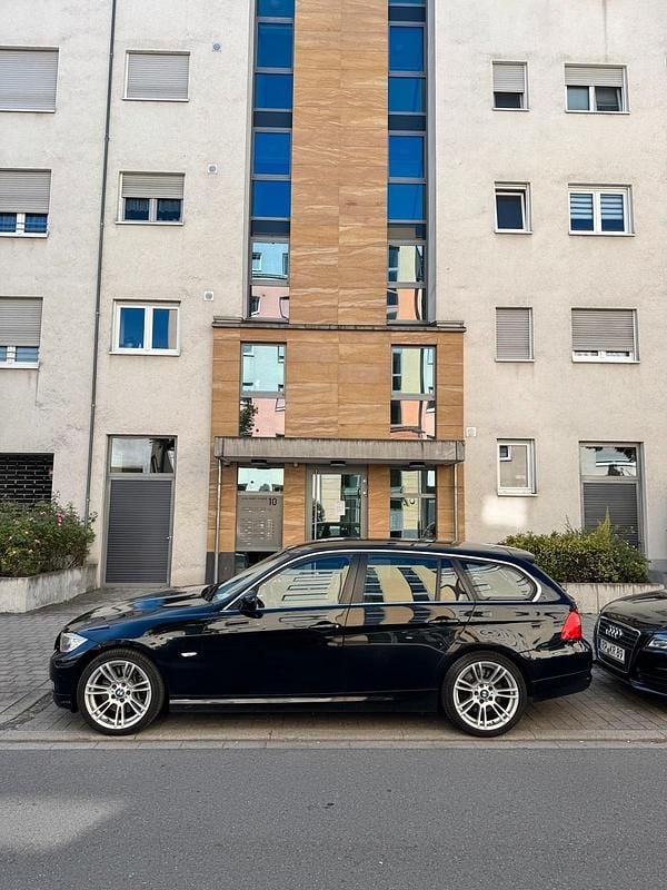 Schwarz Gebraucht 2012 BMW 335 Kombi | 9.900 € (Superpreis) - Bild 1/4