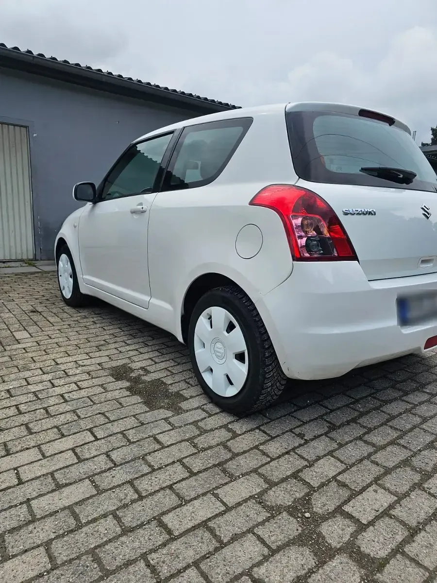 Gebraucht Suzuki Swift 90 PS (66 kW) 2010 Weiß Kleinwagen