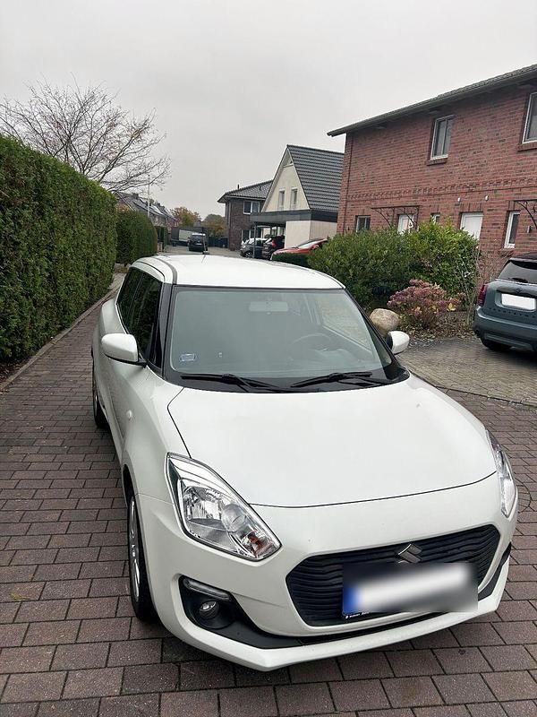 Weiß Gebraucht 2019 Suzuki Swift Comfort Kleinwagen | 11.999 € (Fairer Preis) - Bild 1/4