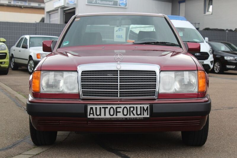 Gebraucht Mercedes E200 118 PS (86 kW) 1990 Rot Limousine