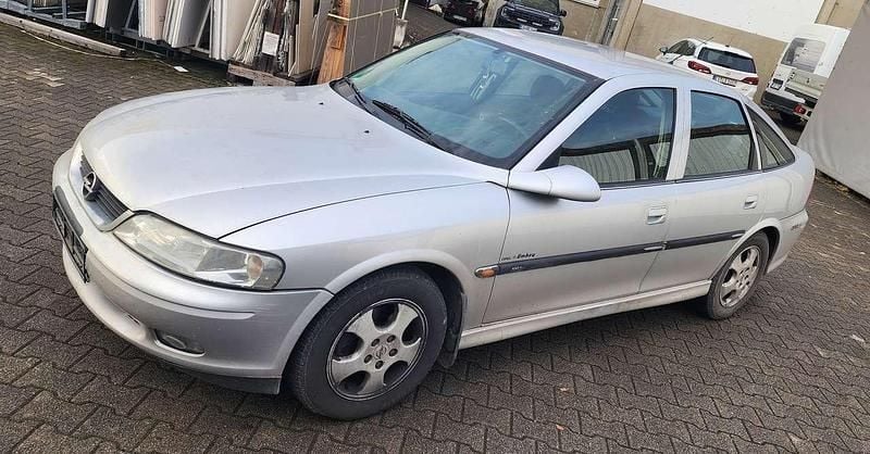 Gebraucht Opel Vectra Edition 101 PS (74 kW) 1999 Silber Limousine