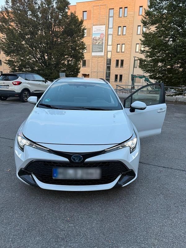 Weiß Gebraucht 2024 Toyota Corolla Business Edition Kombi | 20.500 € (Etwas zu teuer) - Bild 1/4